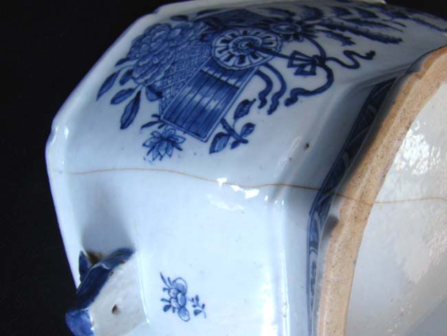 An 18th century Chinese Export Porcelain Covered Tureen circa 1770 having a long hairline crack — image 6